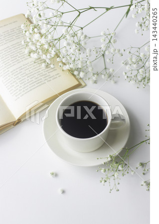 ブラックコーヒーと開いた本、かすみ草のある静かな読書時間 ブラックコーヒーと開いた本、かすみ草のある静かな読書時間 143440265