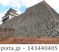石垣の下から見る丸亀城 143440405