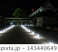 夜の城門と石垣を照らす道しるべの灯り 143440649