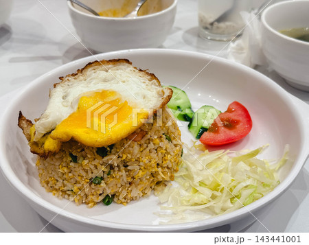 自炊で作った手作りチャーハン、卵と具材の炒飯 自炊で作った手作りチャーハン、卵と具材の炒飯 143441001