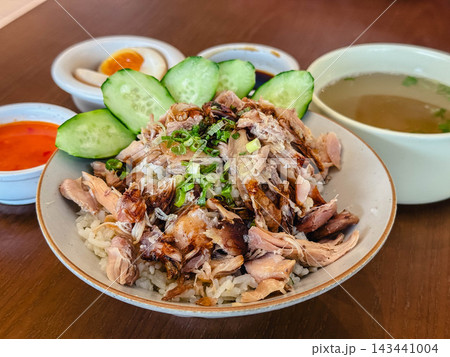 マレーシアのチキンライス、蒸し鶏と香り豊かなご飯のローカル料理 143441004
