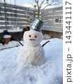 庭で作った小さな雪だるま 庭で作った小さな雪だるま 143441117