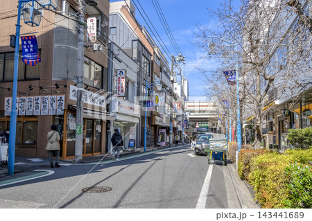 東京都渋谷区 幡ヶ谷駅前の商業施設と街並み 143441689