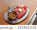 調理前の新鮮な豚ロースステーキ、バターとニンニク醤油ソースのセット 143442318