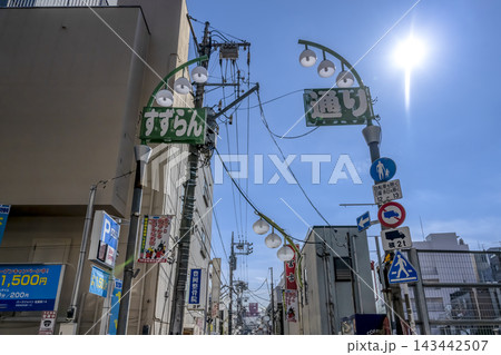 東京都世田谷区 明大前駅前のすずらん通り商店街 143442507