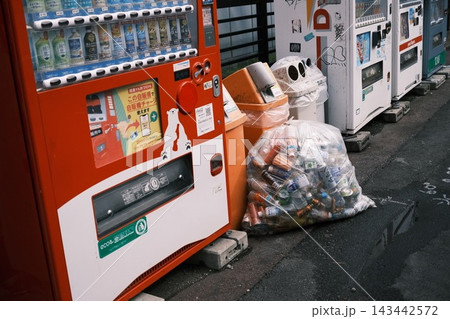 自動販売機とゴミ 143442572