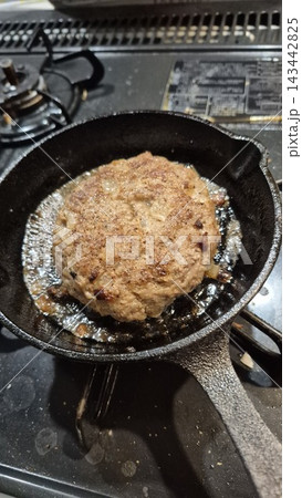 手ごねハンバーグ 143442825