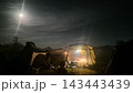 月光の中でキャンプ 143443439