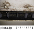見えないところに蓄積するエアコン内部のホコリと汚れ 143443771