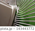日常使いの扇風機に蓄積したホコリと汚れ 143443772