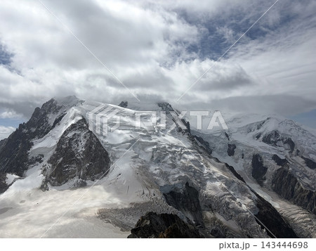 エギーユ・デュ・ミディから望む雪山と氷河 エギーユ・デュ・ミディから望む雪山と氷河 143444698