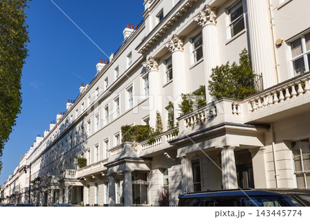 Historic white terraced townhouses in a luxury residential street in London, UK 143445774