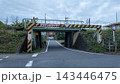 高さ制限のある鉄道ガード下の生活道路 143446475