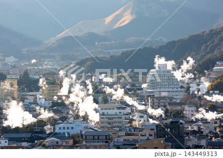 別府鉄輪温泉の街並みと湯けむり 143449313