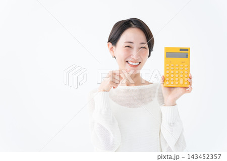 電卓を持つ笑顔の女性 電卓を持つ笑顔の女性 143452357