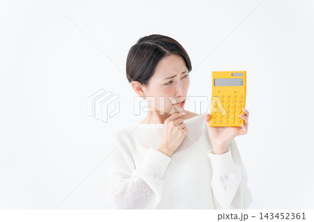 電卓を持つ考える女性 143452361