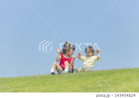 公園で遊ぶ姉と弟 143454824