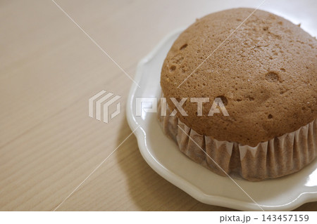小皿の上のチョコレート味の茶色い蒸しパン 小皿の上のチョコレート味の茶色い蒸しパン 143457159