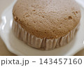 蒸しパン表面の気泡と質感のクローズアップ 143457160