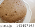 蒸しパン表面の気泡と質感のクローズアップ 143457162