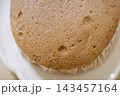 蒸しパン表面の気泡と質感のクローズアップ 143457164