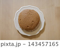 小皿の上のチョコレート味の茶色い蒸しパン 143457165