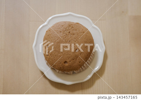 小皿の上のチョコレート味の茶色い蒸しパン 小皿の上のチョコレート味の茶色い蒸しパン 143457165