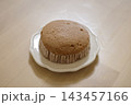 小皿の上のチョコレート味の茶色い蒸しパン 143457166