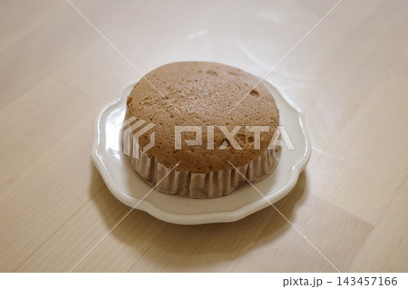 小皿の上のチョコレート味の茶色い蒸しパン 小皿の上のチョコレート味の茶色い蒸しパン 143457166