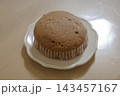 小皿の上のチョコレート味の茶色い蒸しパン 143457167