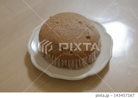 小皿の上のチョコレート味の茶色い蒸しパン 小皿の上のチョコレート味の茶色い蒸しパン 143457167