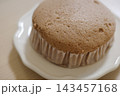 蒸しパン表面の気泡と質感のクローズアップ 143457168