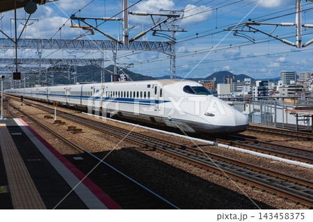 姫路駅付近を走行するN700系新幹線と山並み 姫路駅付近を走行するN700系新幹線と山並み 143458375