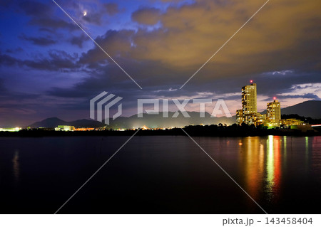 マジックアワーから夜へ移り変わる水辺の景観 マジックアワーから夜へ移り変わる水辺の景観 143458404