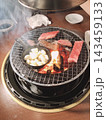 炭火で焼く焼肉 143459133