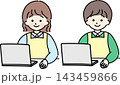 PC操作をするエプロンをした人 143459866