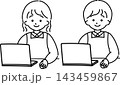 PC操作をするエプロンをした人(線画) 143459867