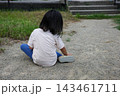 公園の地面に座って砂遊びする半袖の子供 143461711