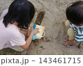 公園で穴を掘って砂で遊ぶ2人の子供の兄弟 143461715