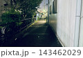 埼玉県小川町の夜の住宅街の路地 143462029