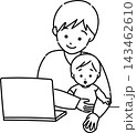 赤ちゃんとPC操作をするパパ(線画) 143462610