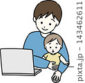 赤ちゃんとPC操作をするパパ 143462611