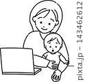 赤ちゃんとPC操作をするママ(線画) 143462612