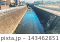 埼玉県坂戸市の住宅街を流れる小さな川 143462851