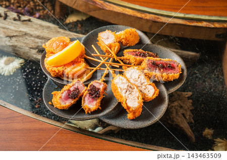 大阪名物！サクサクに揚がった豪華な串カツ盛り合わせ 143463509