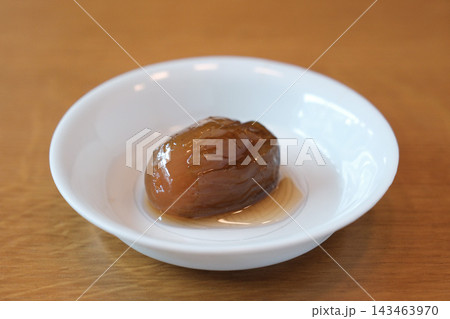 白い皿にイチジクの甘露煮 白い皿にイチジクの甘露煮 143463970