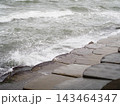 打ち付ける波 143464347