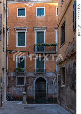 Narrow streets of Venice in the winter morning 143465199
