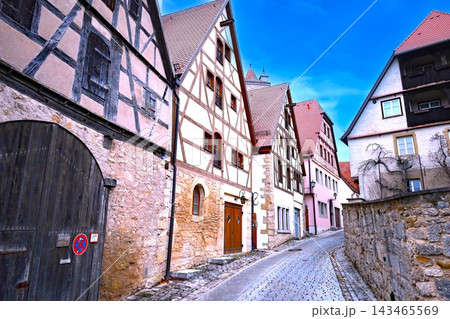 ドイツのバイエルン州にある有名な中世の観光都市ローテンブルクの街並み ドイツのバイエルン州にある有名な中世の観光都市ローテンブルクの街並み 143465569