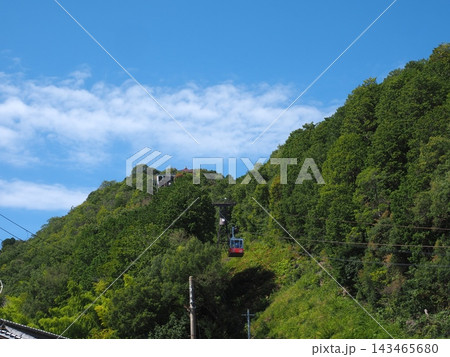 八幡山城跡へと続く空中散歩。滋賀・近江八幡ロープウェーと秋晴れの爽やかな青空 143465680